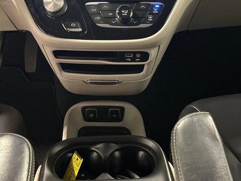 Used 2020 Chrysler Voyager Lxi FWD image 39