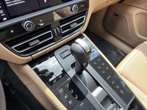 Certified 2026 Porsche Macan AWD/4WD image 32