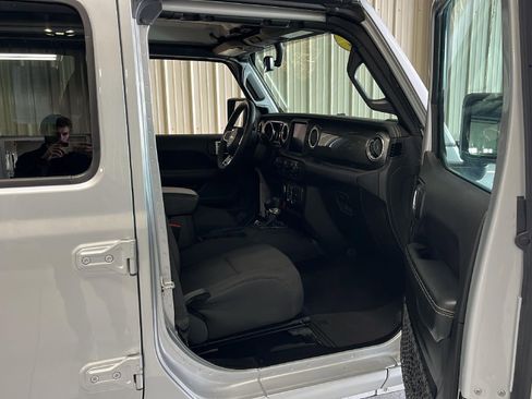 Used 2023 Jeep Gladiator Overland image 14