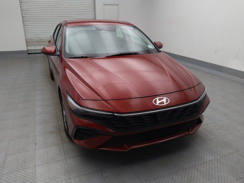 Used 2025 Hyundai Elantra SE FWD image 14