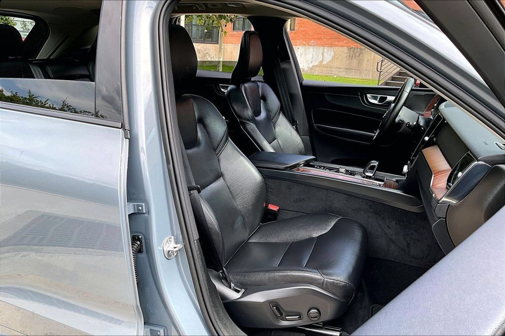 Used 2024 Volvo XC60 T8 Plus w/ Protection Package Premier AWD/4WD image 10