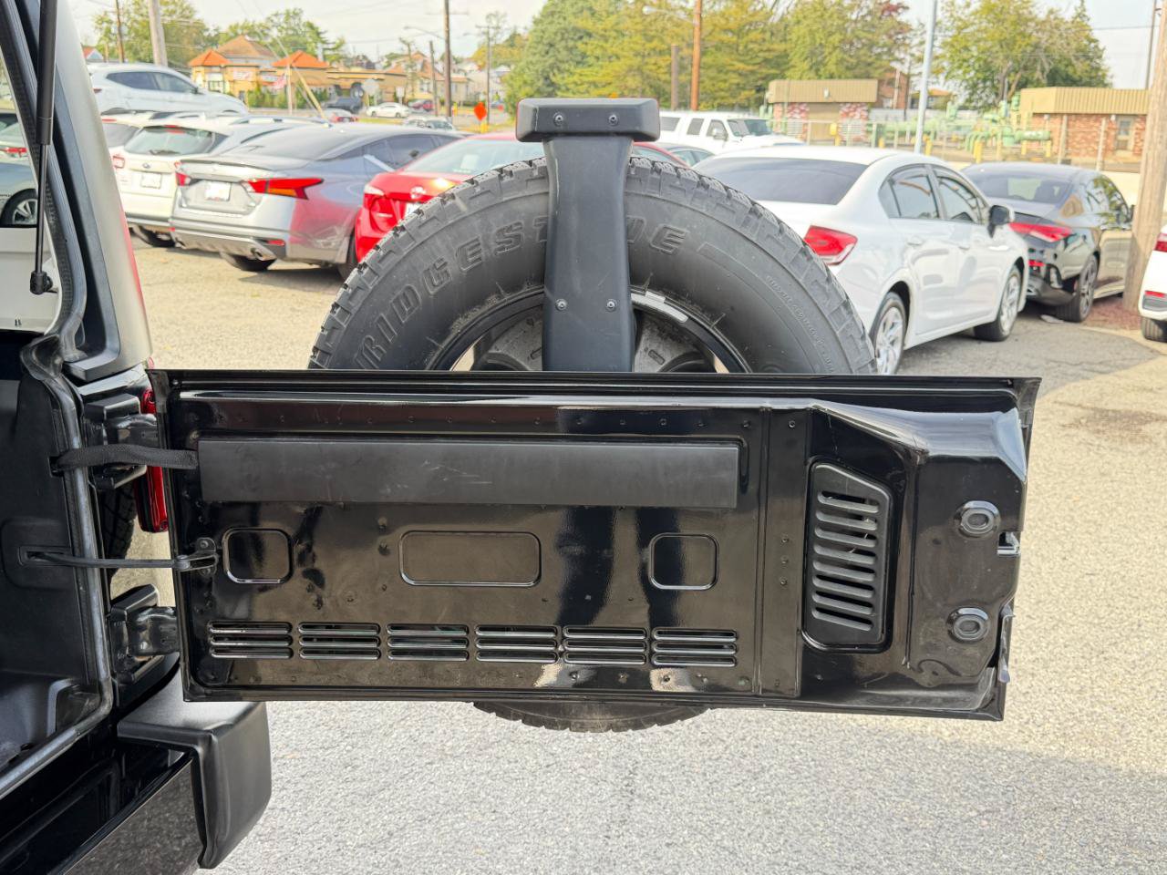 Used 2016 Jeep Wrangler Unlimited Sahara w/ Connectivity Group AWD/4WD image 31