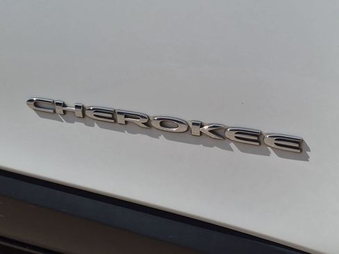 Used 2022 Jeep Cherokee Latitude Lux w/ Sun & Sound Group FWD image 13