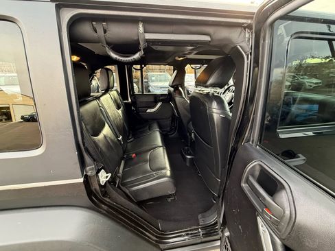 Used 2015 Jeep Wrangler Unlimited Rubicon w/ Connectivity Group image 19