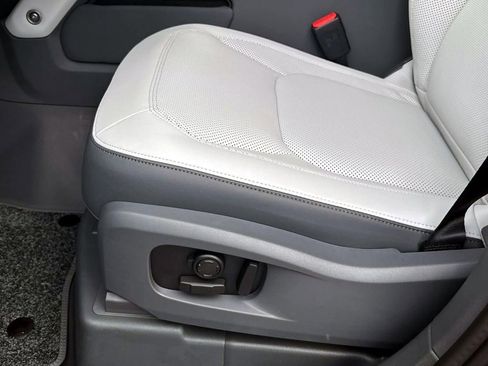 New 2025 Land Rover Defender 110 V8 image 17