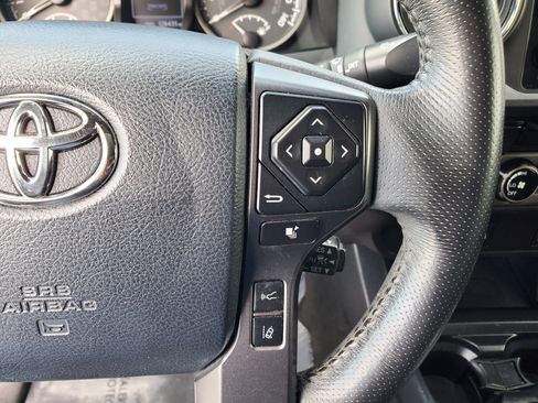 Used 2018 Toyota Tacoma TRD Off-Road image 31