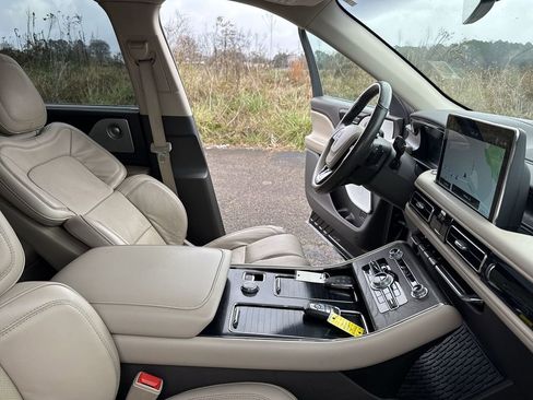 Used 2023 Lincoln Aviator Reserve w/ Equipment Group 201A image 13