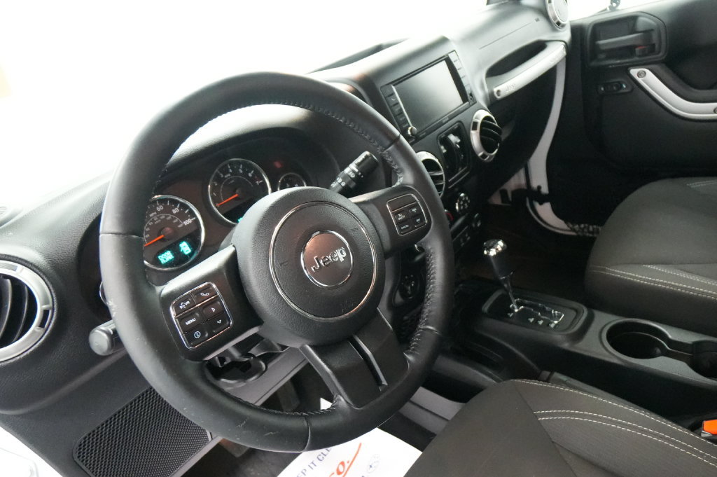 Used 2017 Jeep Wrangler Unlimited Sahara w/ Connectivity Group AWD/4WD image 14