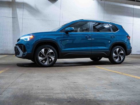 New 2026 Volkswagen Taos SE image 3