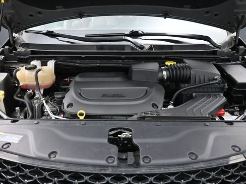 Used 2021 Chrysler Pacifica Touring-L image 42