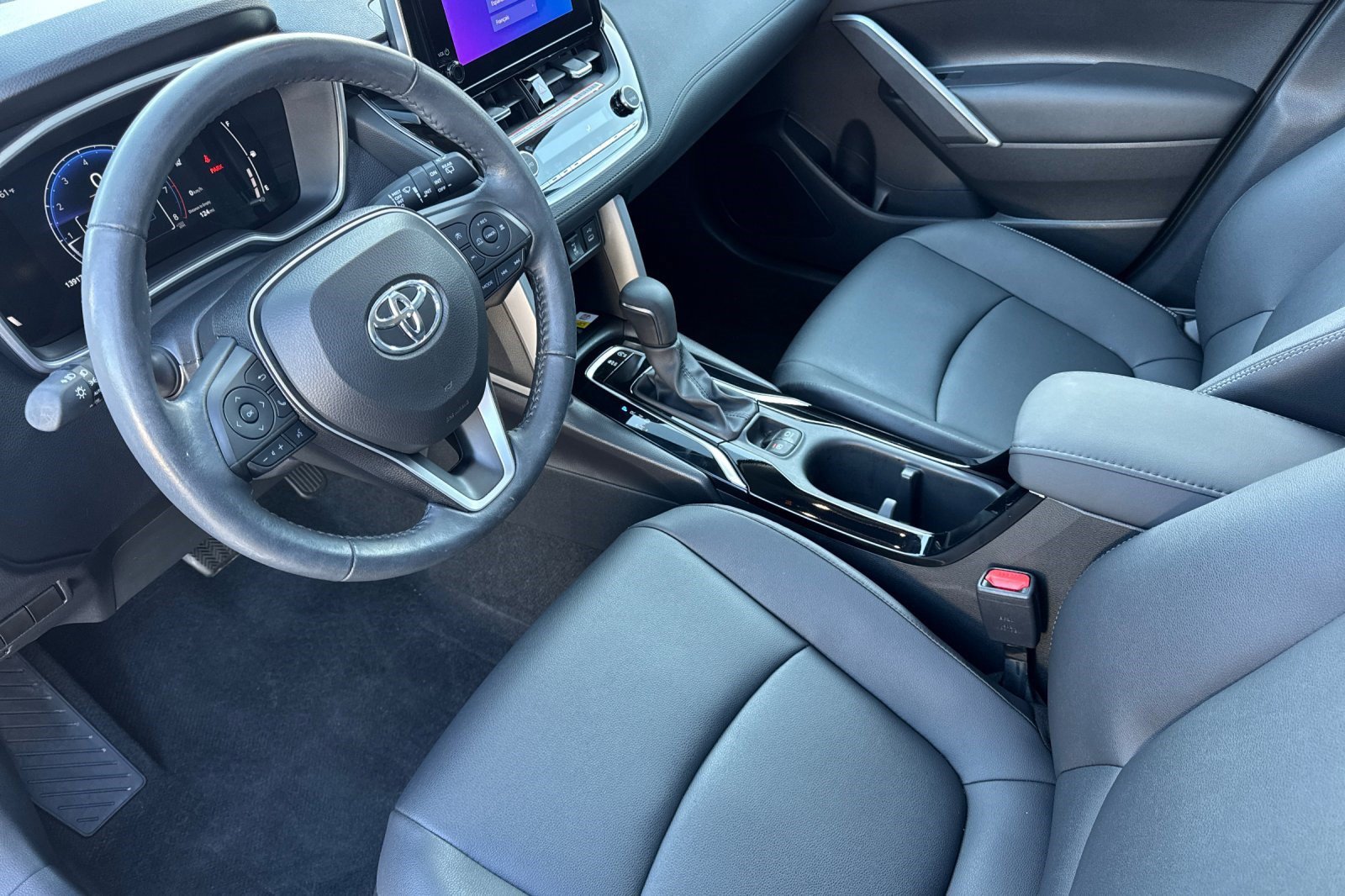 Used 2023 Toyota Corolla Cross XLE w/ Convenience Package FWD image 4