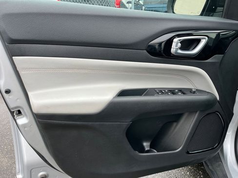 Used 2025 Jeep Compass Limited image 18