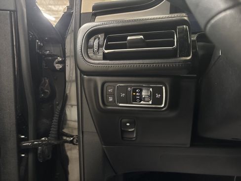 Used 2022 Lincoln Nautilus AWD image 16