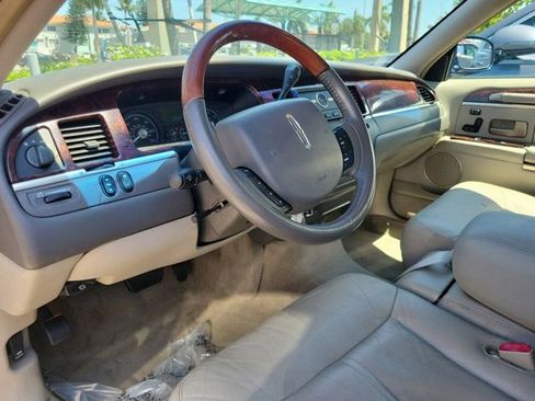 Used 2011 Lincoln Town Car Signature Limited RWD image 22