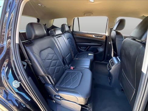 Used 2025 Volkswagen Atlas SE FWD image 17