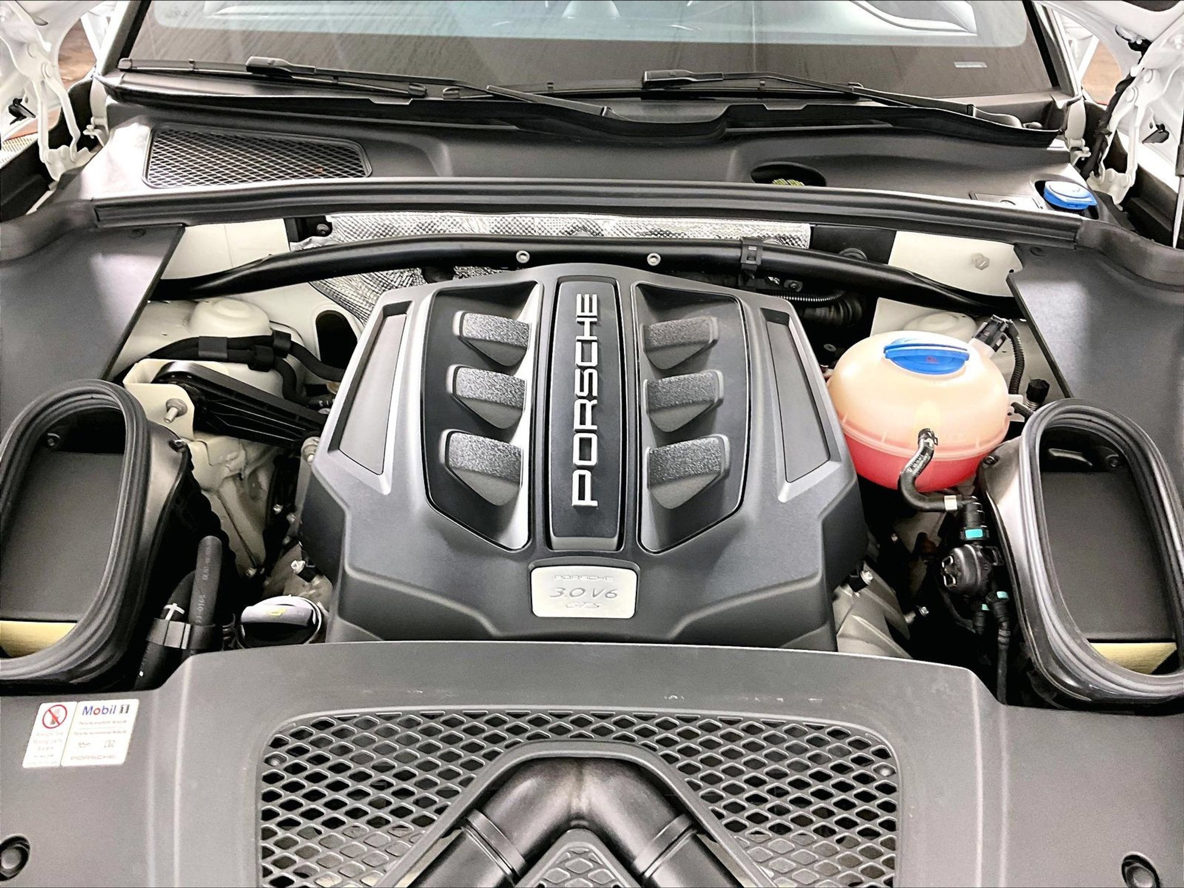 Used 2017 Porsche Macan GTS AWD/4WD image 25