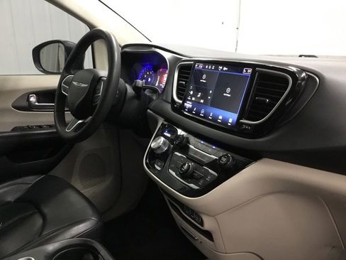 Used 2023 Chrysler Pacifica Touring-L image 22