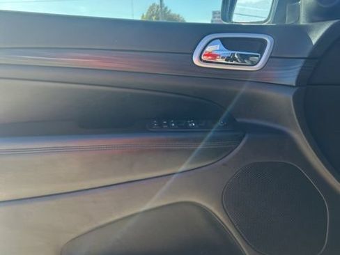 Used 2019 Jeep Grand Cherokee Laredo AWD/4WD image 15