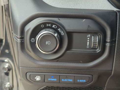 Used 2025 Jeep Wrangler Unlimited Sahara AWD/4WD image 63