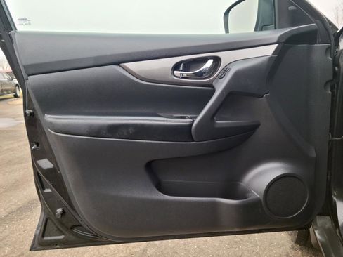 Used 2016 Nissan Rogue SV w/ SV Premium Package image 8