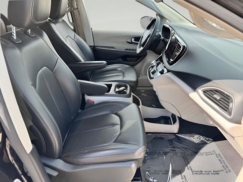 Used 2023 Chrysler Pacifica Touring-L FWD image 28
