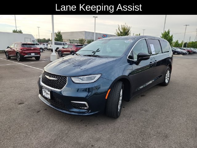 Used 2024 Chrysler Pacifica Touring FWD image 3