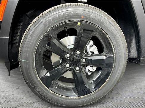 New 2025 Jeep Grand Cherokee Altitude image 12