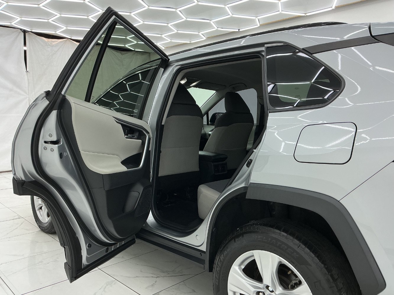 Used 2020 Toyota RAV4 XLE FWD image 22