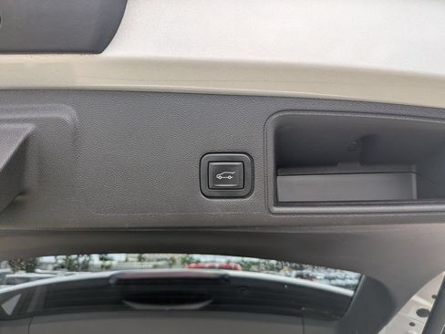Used 2022 GMC Terrain SLT w/ Infotainment Package II FWD image 13
