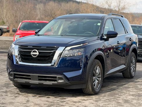 Used 2025 Nissan Pathfinder SV image 1