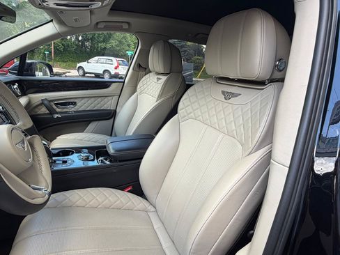 Used 2020 Bentley Bentayga Plug-In Hybrid AWD/4WD image 17