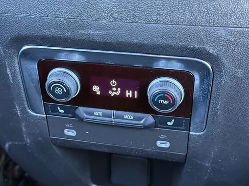 Used 2023 Chevrolet Suburban Premier image 28