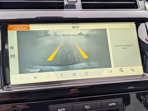 Used 2020 Land Rover Discovery HSE image 29