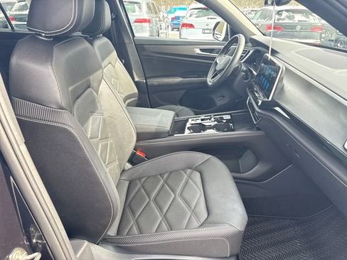 Certified 2025 Volkswagen Atlas Cross Sport SE w/ Panoramic Sunroof Package image 34