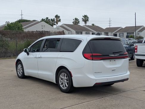 Used 2023 Chrysler Pacifica Touring-L FWD image 8