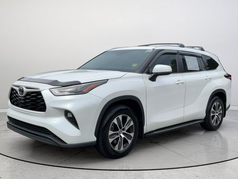 Used 2024 Toyota Highlander XLE FWD image 5