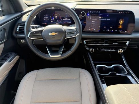 Used 2025 Chevrolet Traverse LT FWD image 15