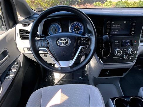 Used 2019 Toyota Sienna LE FWD image 5