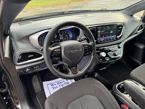Used 2023 Chrysler Pacifica Touring FWD image 20