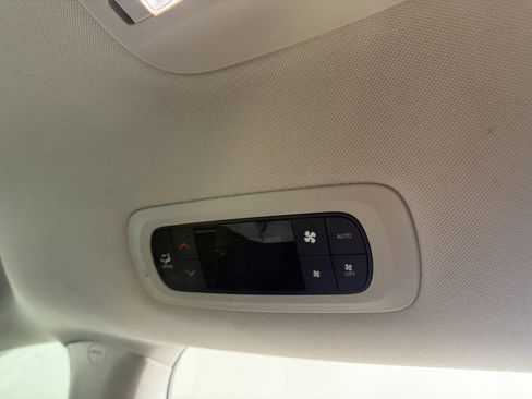 Used 2024 Chrysler Pacifica Touring-L FWD image 15