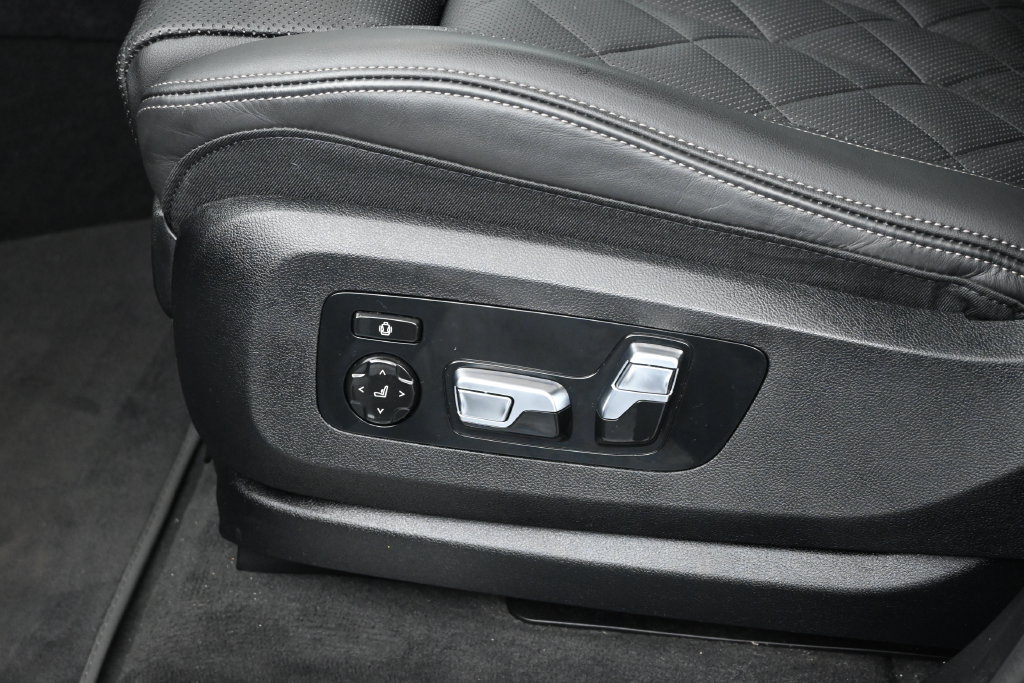 Used 2024 BMW X7 xDrive40i w/ Premium Package AWD/4WD image 12