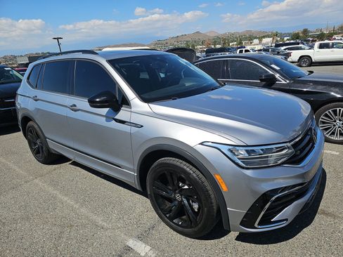 Used 2023 Volkswagen Tiguan SE R-Line image 4