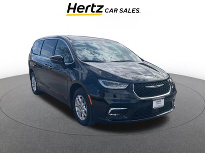 Used 2025 Chrysler Pacifica Select