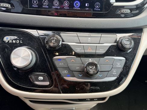 Used 2017 Chrysler Pacifica Touring FWD image 19