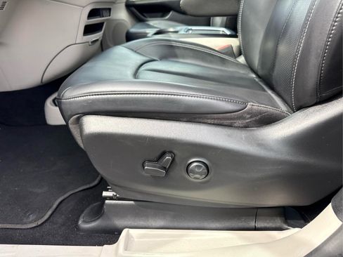 Used 2023 Chrysler Pacifica Touring-L FWD image 15