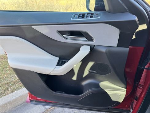 Used 2017 Jaguar F-PACE R-Sport image 13