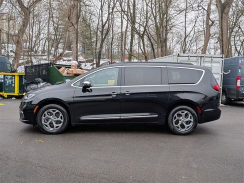 Used 2022 Chrysler Pacifica Limited w/ Uconnect Theater Family Group image 10