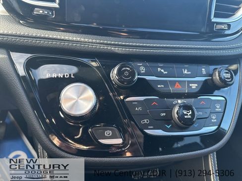 Used 2025 Chrysler Pacifica Limited image 27