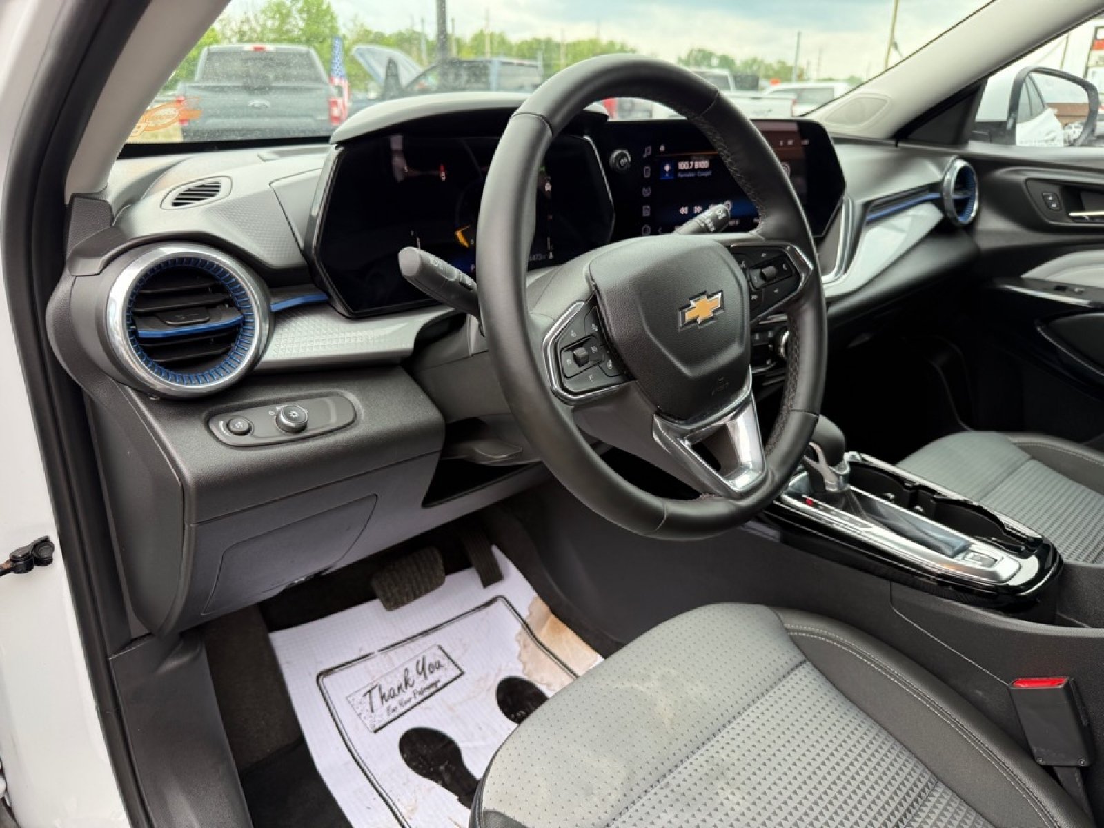 Used 2025 Chevrolet Trax LT w/ LT Convenience Package FWD image 17