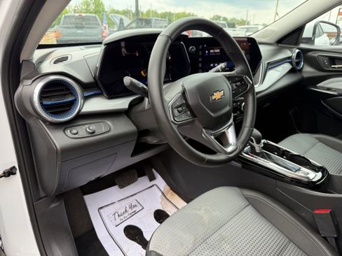 Used 2025 Chevrolet Trax LT w/ LT Convenience Package FWD image 17